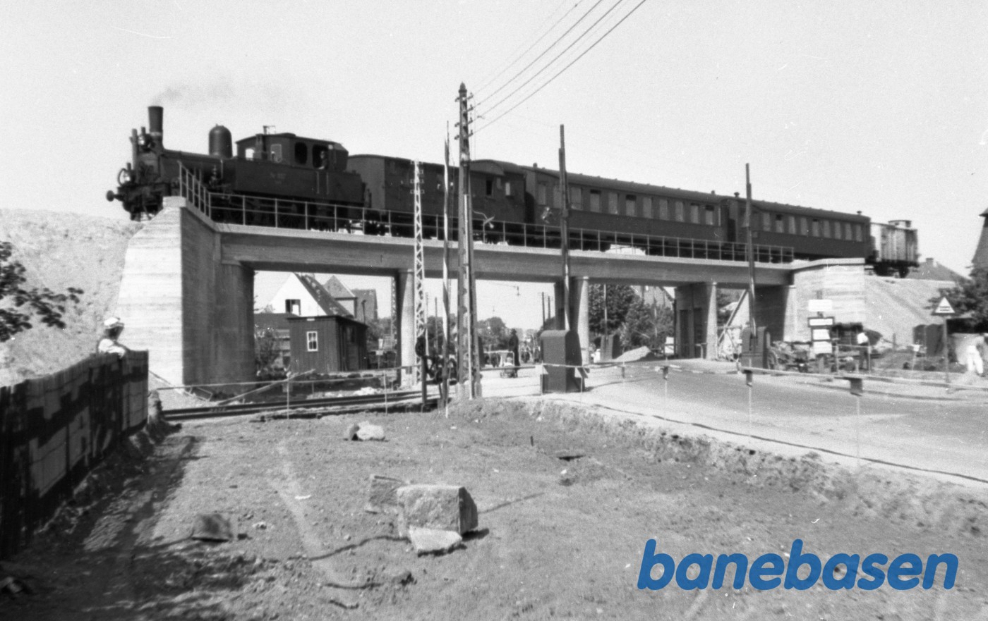 Damplokomotiv O 327 ved Ålekistevej . Det høje spor blev taget i brug 31/5-1939 Damplokomotiv O 327 ved Ålekistevej . Det høje spor blev taget i brug 31/5-1939