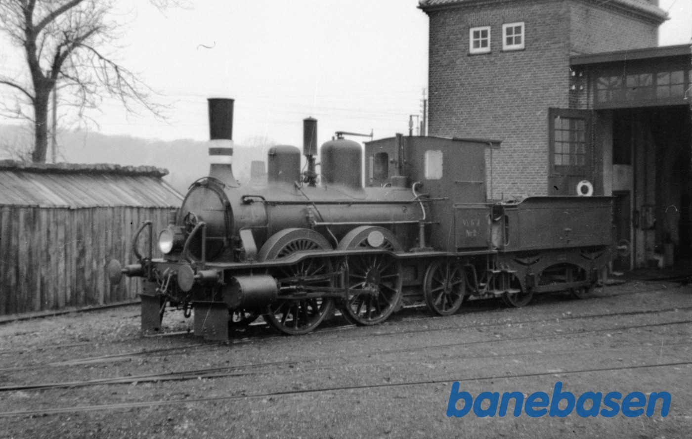 Damplokomotiv VaGJ 2 (Ex BS 286) ved remisen i Varde Damplokomotiv VaGJ 2 (Ex BS 286) ved remisen i Varde
