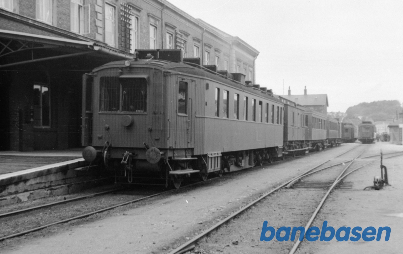Motorvogn SFJ MD med persontog på Svendborg station Motorvogn SFJ MD med persontog på Svendborg station
