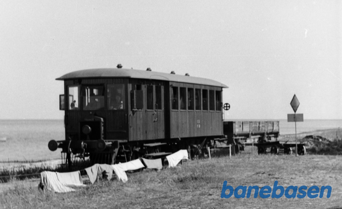 Motorvogn LB M 2 på grusgravsspor syd for Spodsbjerg Motorvogn LB M 2 på grusgravsspor syd for Spodsbjerg