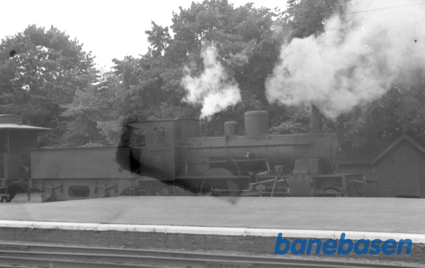 Damplokomotiv SNB 21 med persontog på Nyborg H Damplokomotiv SNB 21 med persontog på Nyborg H