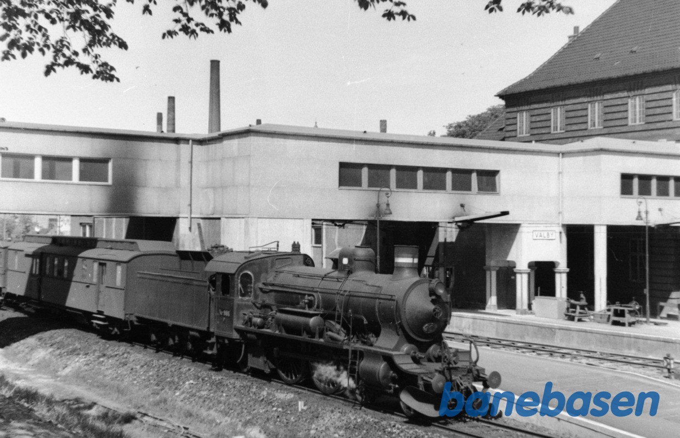 Damplokomotiv P 906 med persontog på Valby Station Damplokomotiv P 906 med persontog på Valby Station