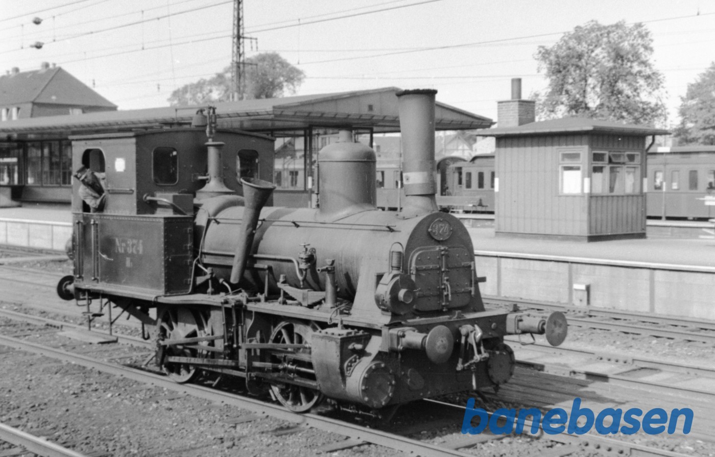 Damplokomotiv HS 374 holder på Hellerup station Damplokomotiv HS 374 holder på Hellerup station