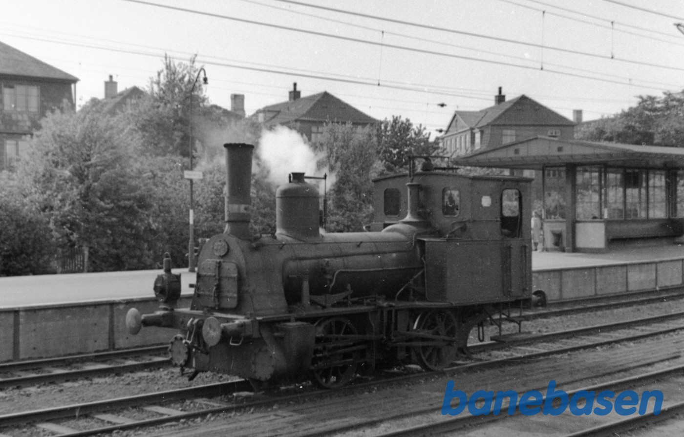 Damplokomotiv HS 374 holder på Hellerup station Damplokomotiv HS 374 holder på Hellerup station
