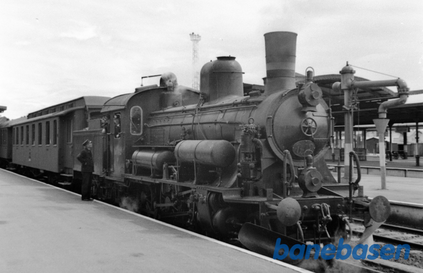 Damplokomotiv D 842 med persontog på Roskilde station Damplokomotiv D 842 med persontog på Roskilde station