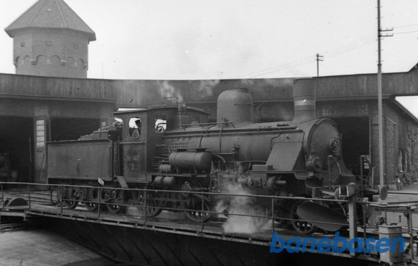 Damplokomotiv K 507 på Nyborg maskindepot. Drejeskiven Damplokomotiv K 507 på Nyborg maskindepot. Drejeskiven