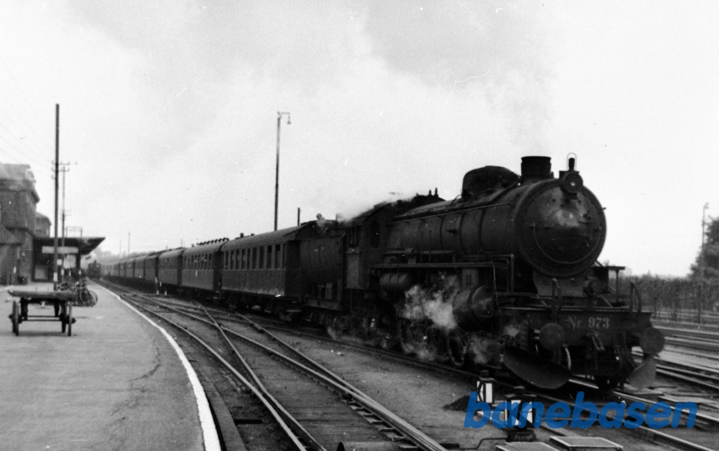 Damplokomotiv E 973 med persontog på Nyborg H station Damplokomotiv E 973 med persontog på Nyborg H station