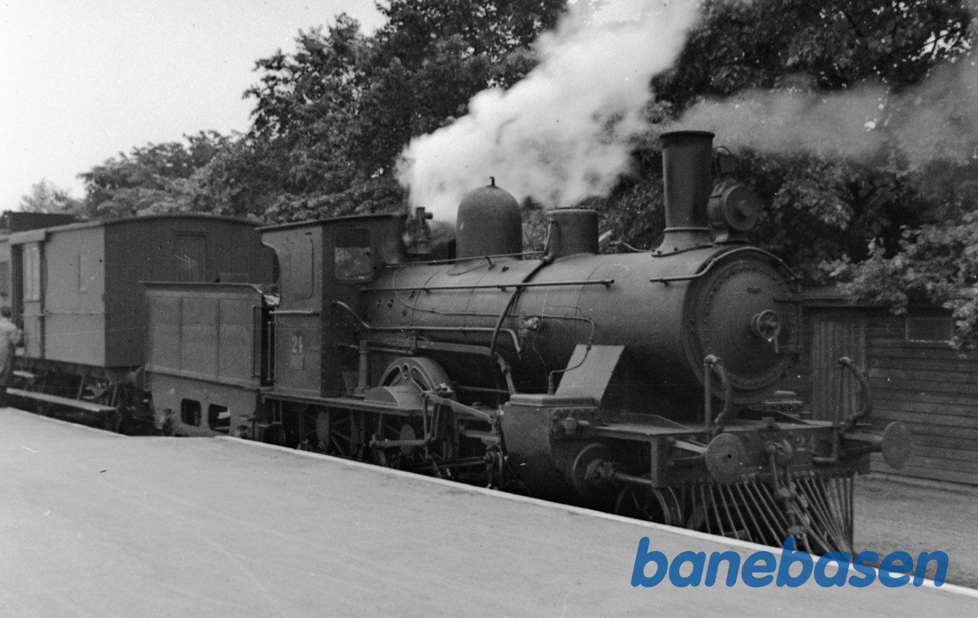 Damplokomotiv SFJ 24 med tog på Nyborg H Damplokomotiv SFJ 24 med tog på Nyborg H