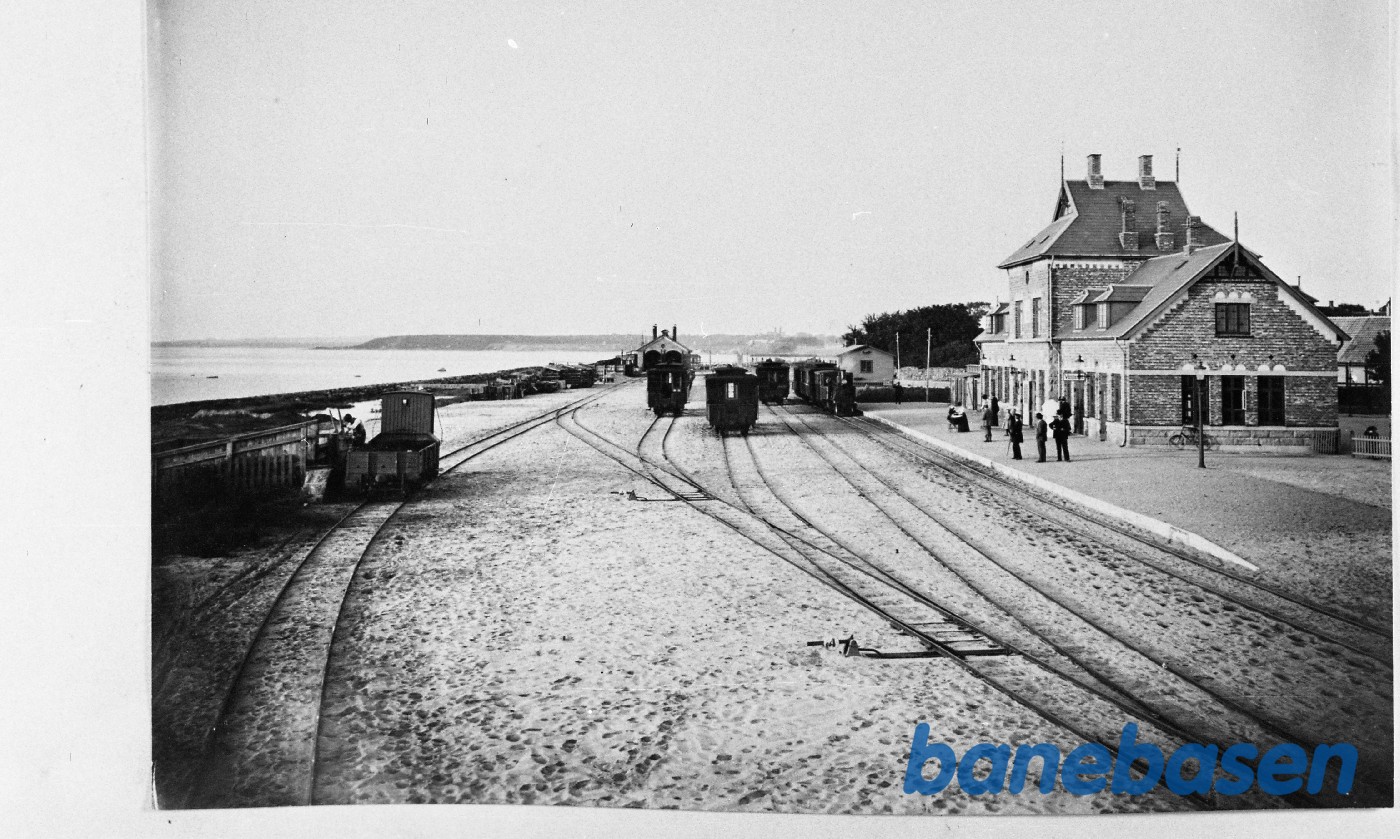 RønneH station med tog RønneH station med tog
