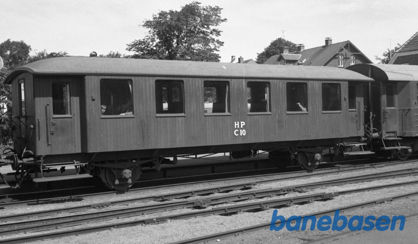 Personvogn C 10 på Hjørring station Personvogn C 10 på Hjørring station