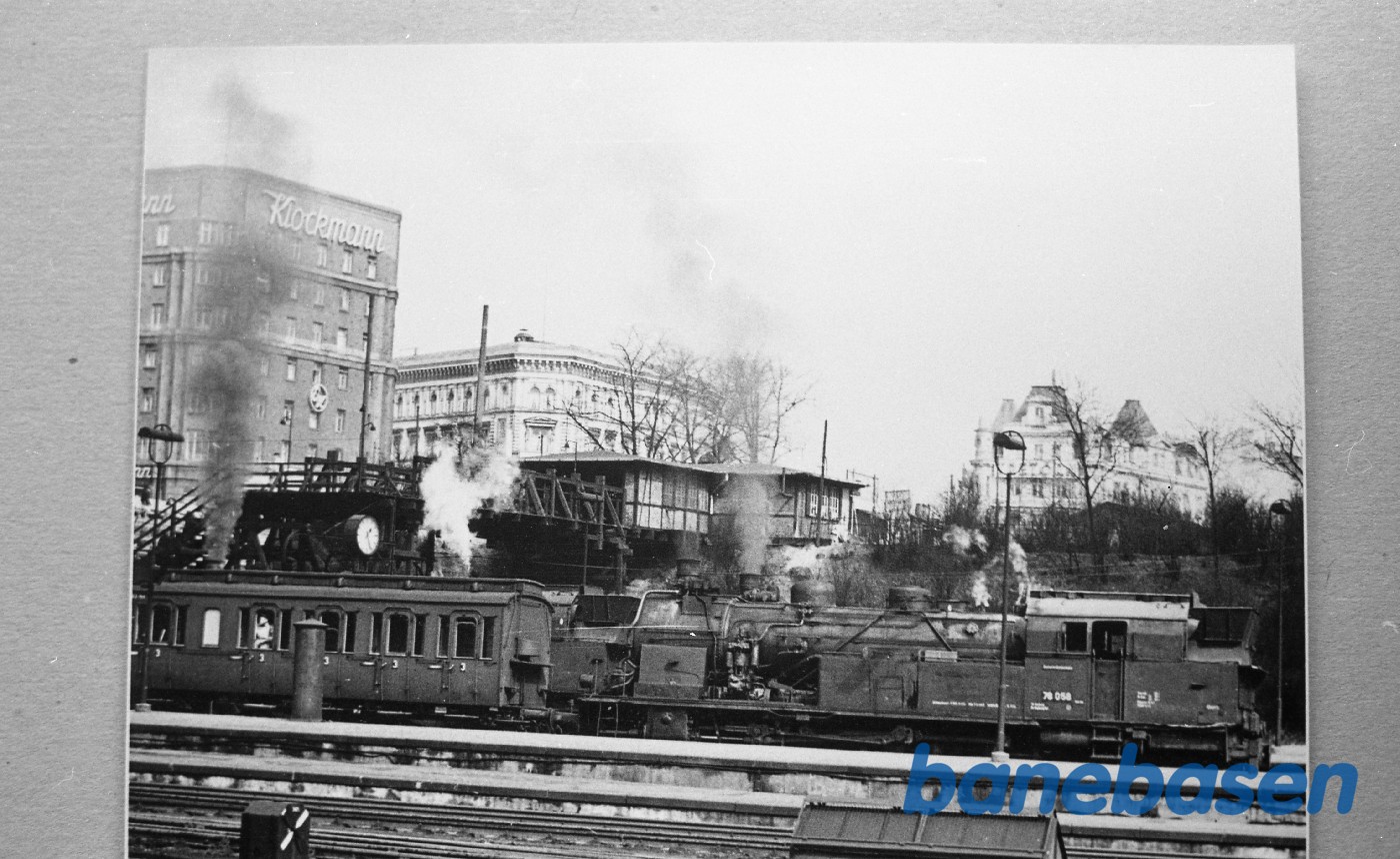 Damplokomotiv BR 78 med en gammel kupevogn. Damplokomotiv BR 78 med en gammel kupevogn.