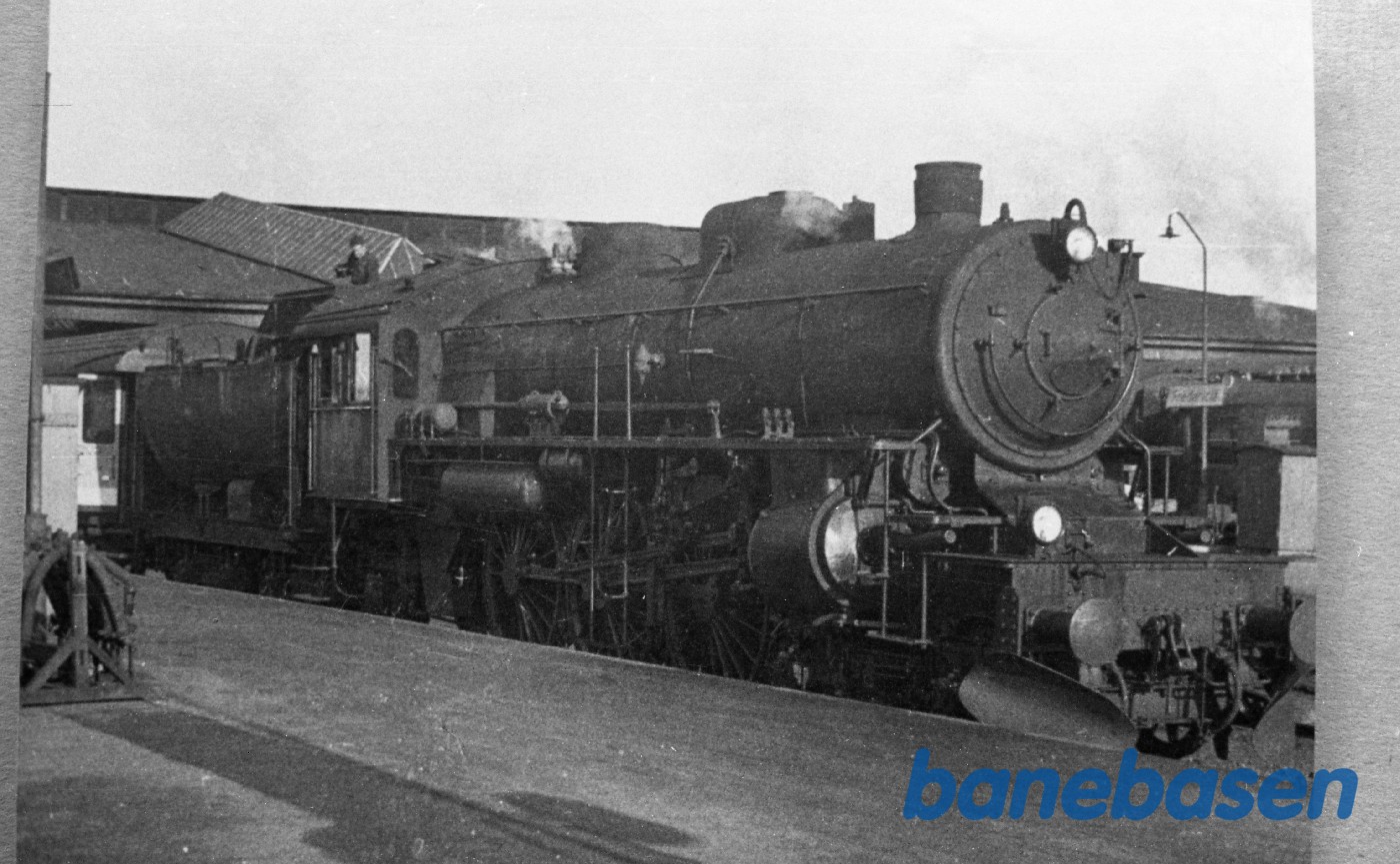 Damplokomotiv Ltr E med persontog tog på Fredericia station Damplokomotiv Ltr E med persontog tog på Fredericia station