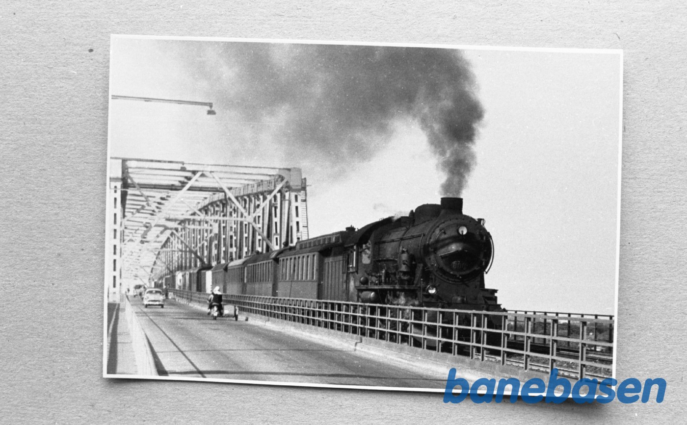 Damplokomotiv Ltr E med persontog på Lillebæltbroen Damplokomotiv Ltr E med persontog på Lillebæltbroen
