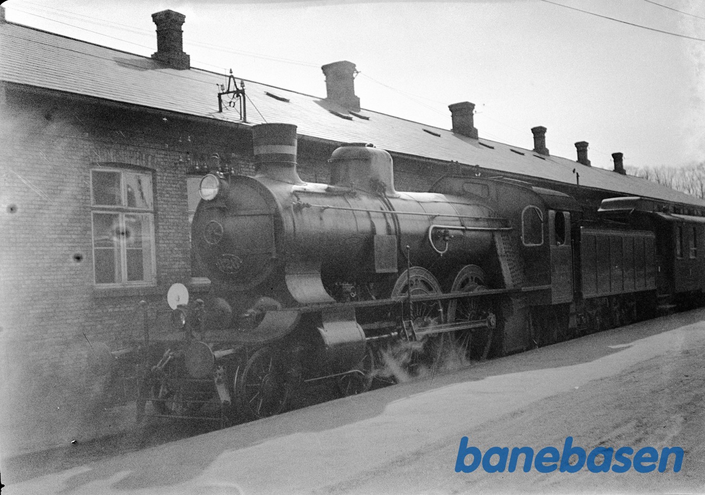 Damplokomotiv P 928 holder på den gamle station i Fredericia Damplokomotiv P 928 holder på den gamle station i Fredericia