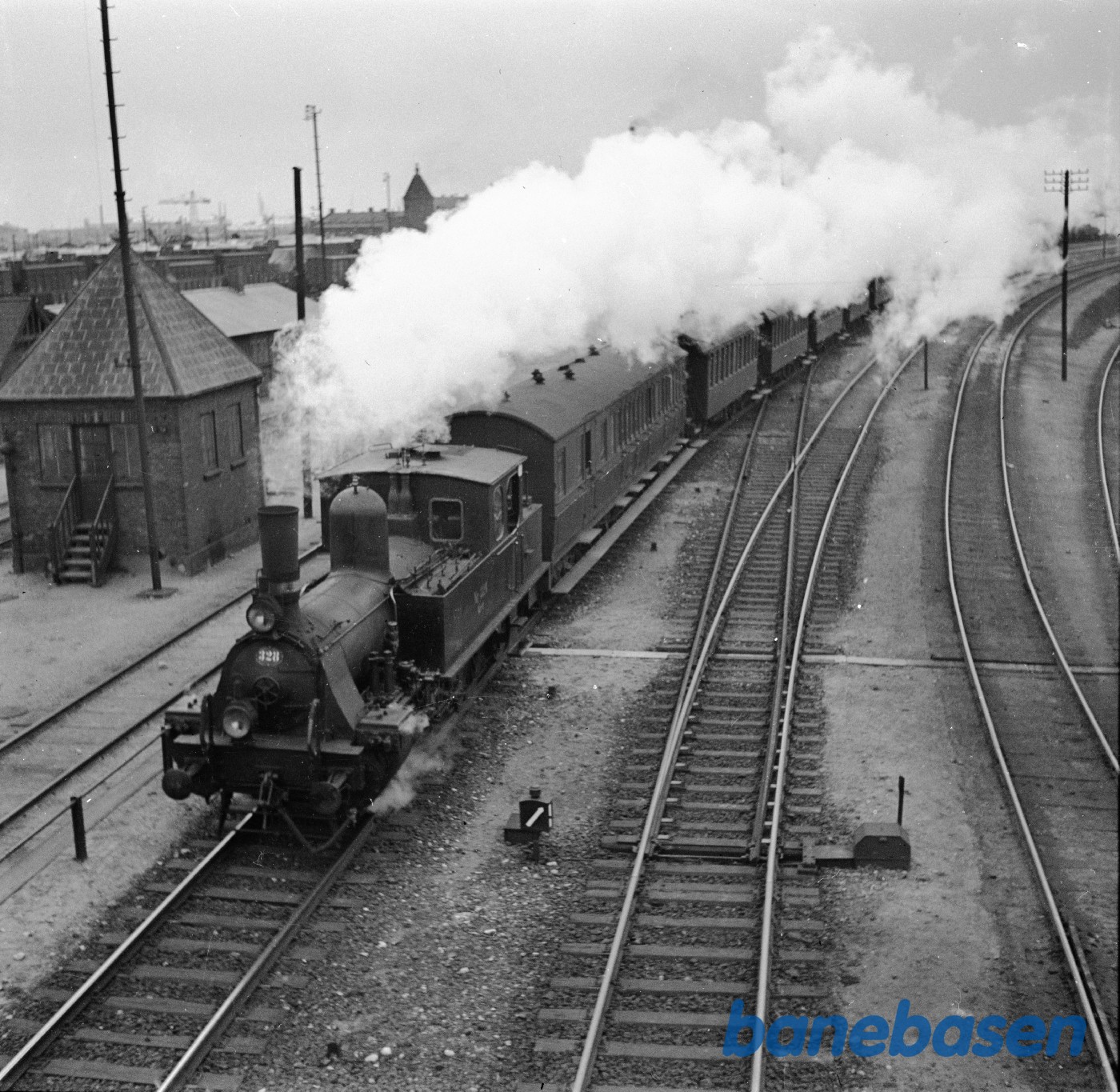 Damplokomotiv O 328 med persontog kører igennem Dybbølsbro Damplokomotiv O 328 med persontog kører igennem Dybbølsbro