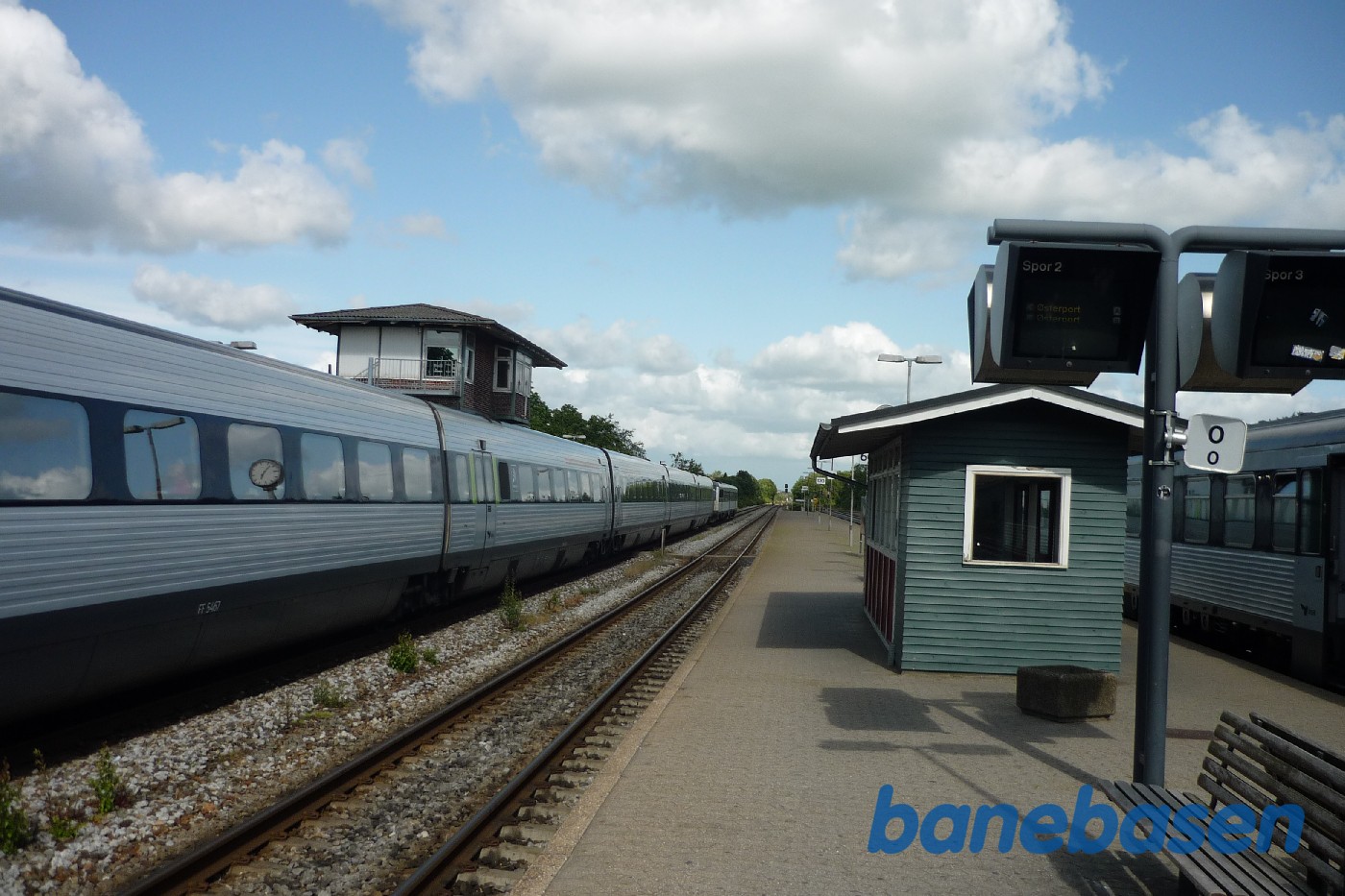 Udsigt over perroner på Bramming station Udsigt over perroner på Bramming station