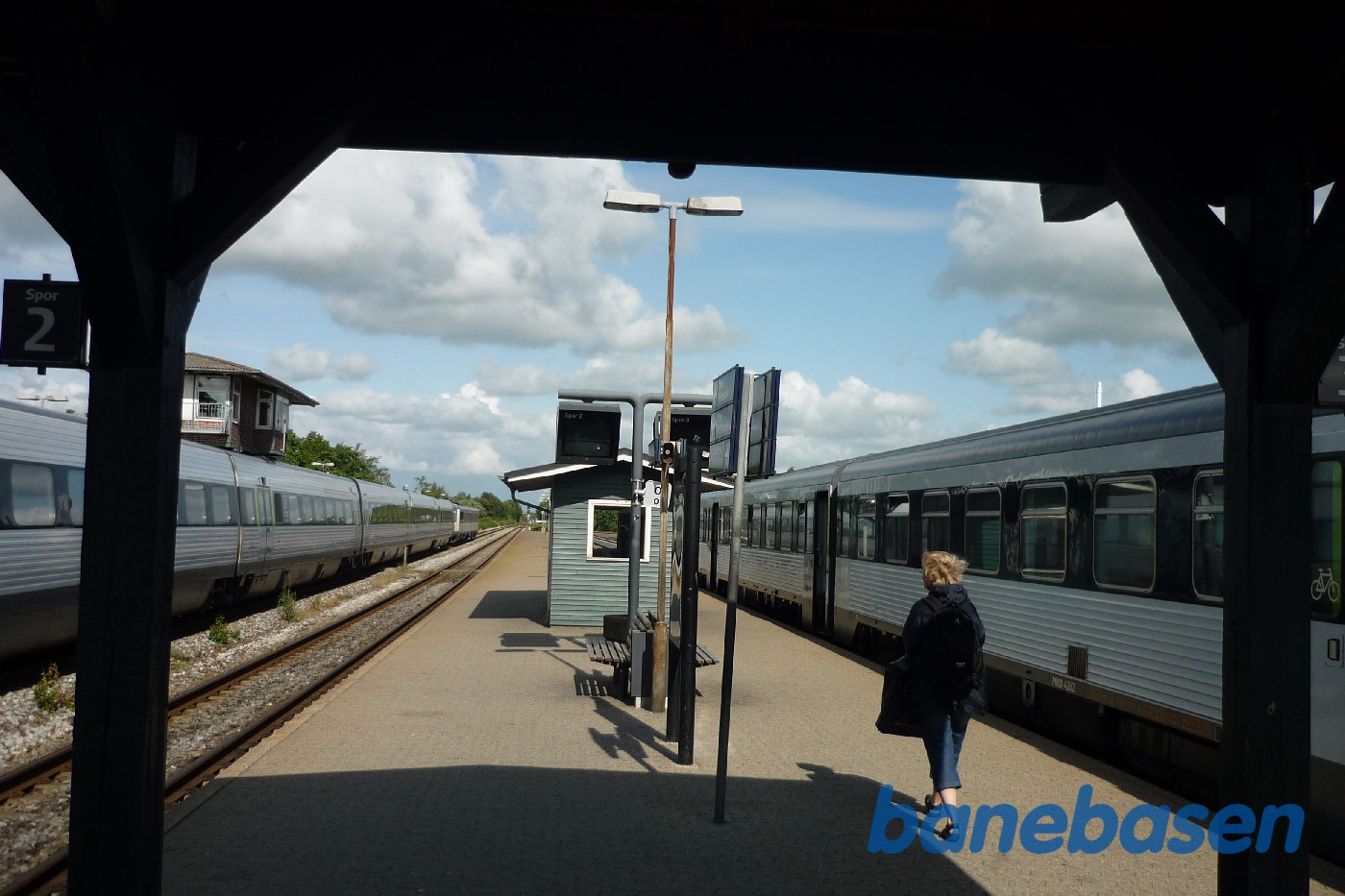 Udsigt over perroner på Bramming station Udsigt over perroner på Bramming station
