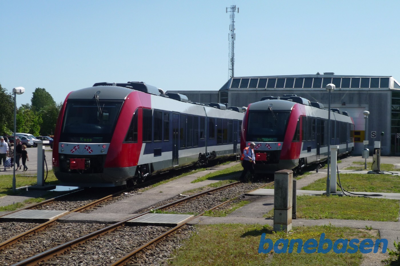 Præsentation af de nye Lint tog. 2 Lint tog foran den nye remise Præsentation af de nye Lint tog. 2 Lint tog foran den nye remise