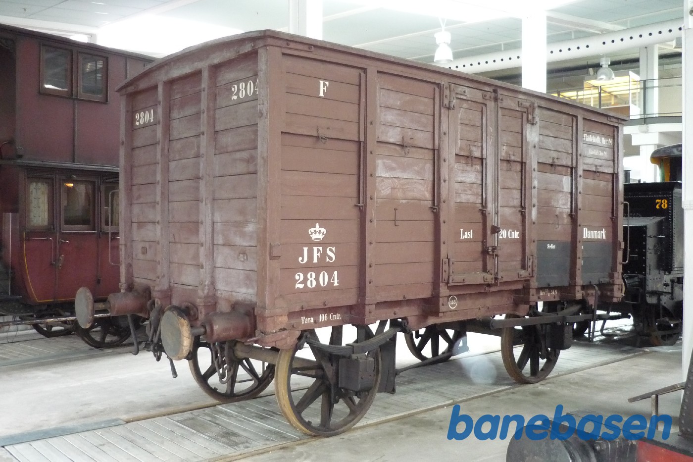 Godsvogn F 2804 i udstillingen på Danmarks Jernbanemuseum, fejlagtigt mærket JFS, som er et "opdigtet" ejendomsmærke for "Jysk-Fynske Statsbaner", burde være DSB med "JF" nedenunder Godsvogn F 2804 i udstillingen på Danmarks Jernbanemuseum, fejlagtigt mærket JFS, som er et "opdigtet" ejendomsmærke for "Jysk-Fynske Statsbaner", burde være DSB med "JF" nedenunder