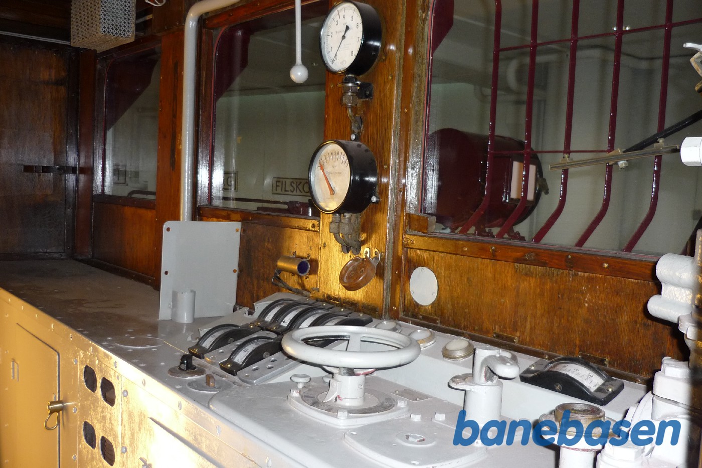 Danmarks Jernbanemuseeum. Motorlokomotiv Mx 132. Førerrummet . Danmarks Jernbanemuseeum. Motorlokomotiv Mx 132. Førerrummet .