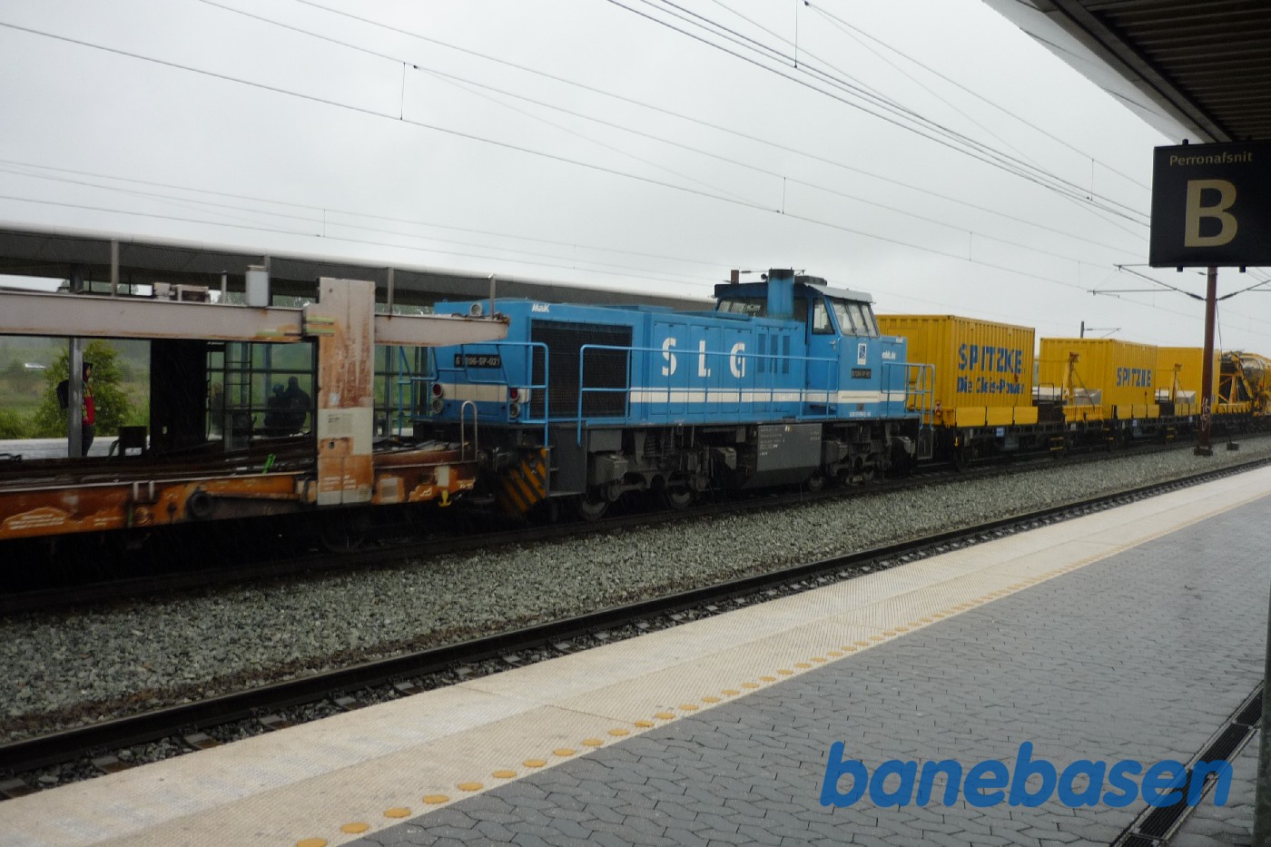 Stort diesellokomotiv fra SLG med tog på Nyborg H Stort diesellokomotiv fra SLG med tog på Nyborg H