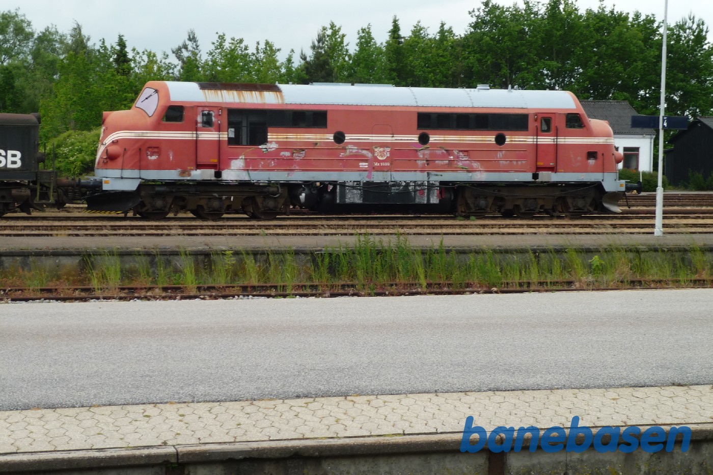 Motorlokomotiv Mx 1030 i HOHAB design med MT 167 på Randers station Motorlokomotiv Mx 1030 i HOHAB design med MT 167 på Randers station
