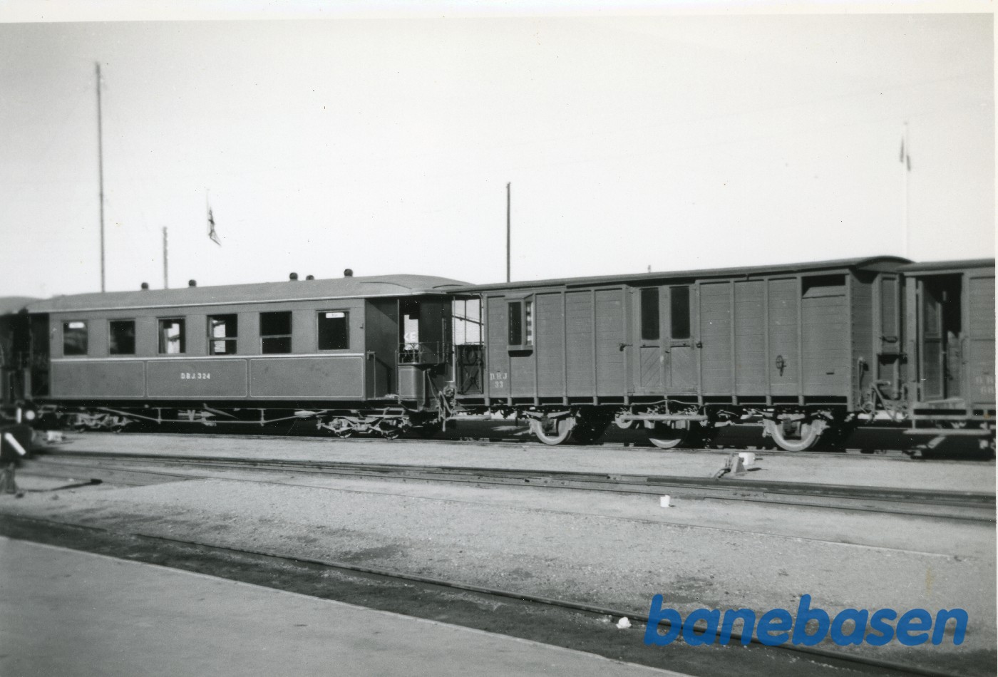 2 vogne. Personvogn DBJ 324 og 3 akslet pakvogn DBJ 33 2 vogne. Personvogn DBJ 324 og 3 akslet pakvogn DBJ 33