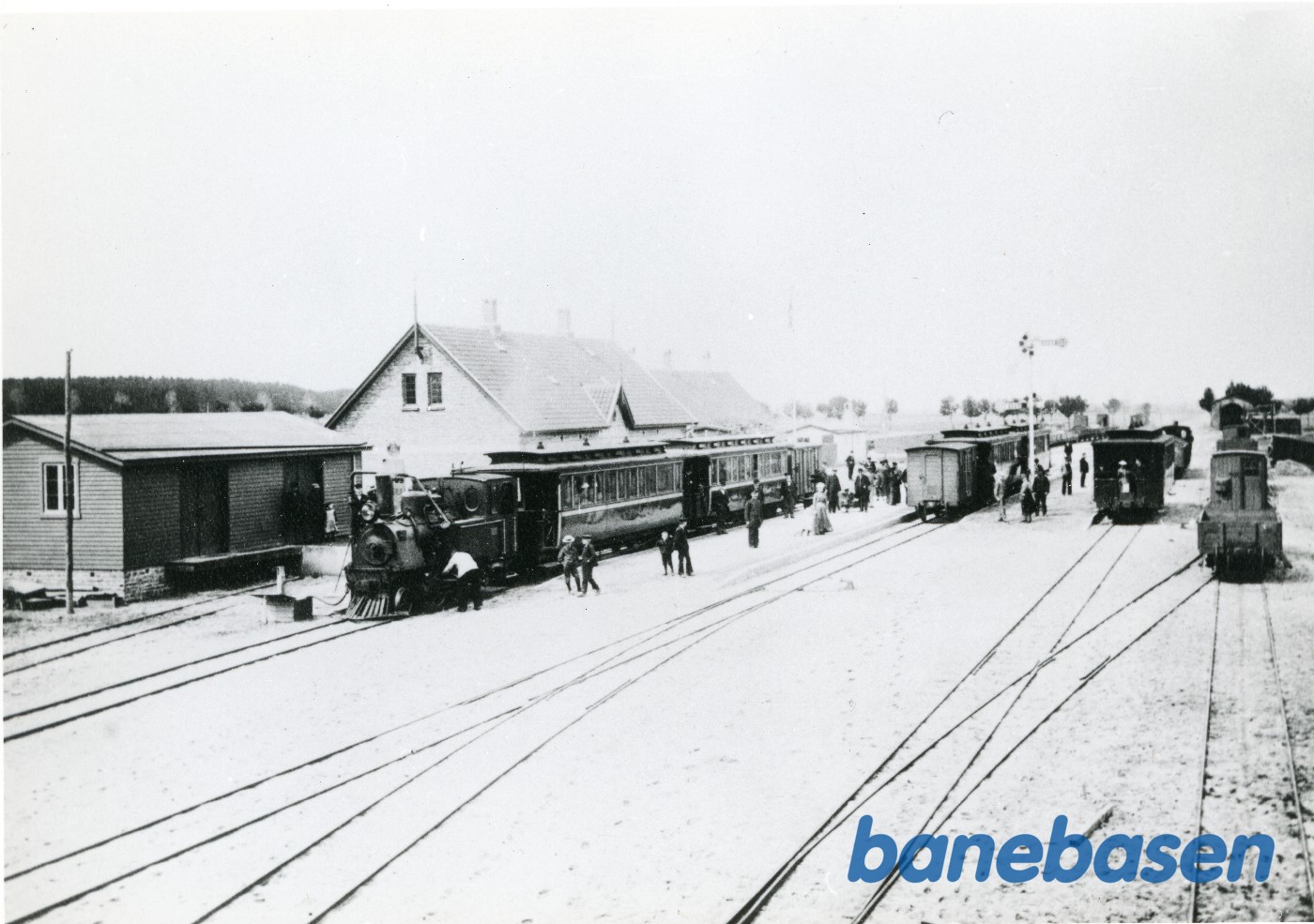 Åkirkeby station. Perronsiden Åkirkeby station. Perronsiden