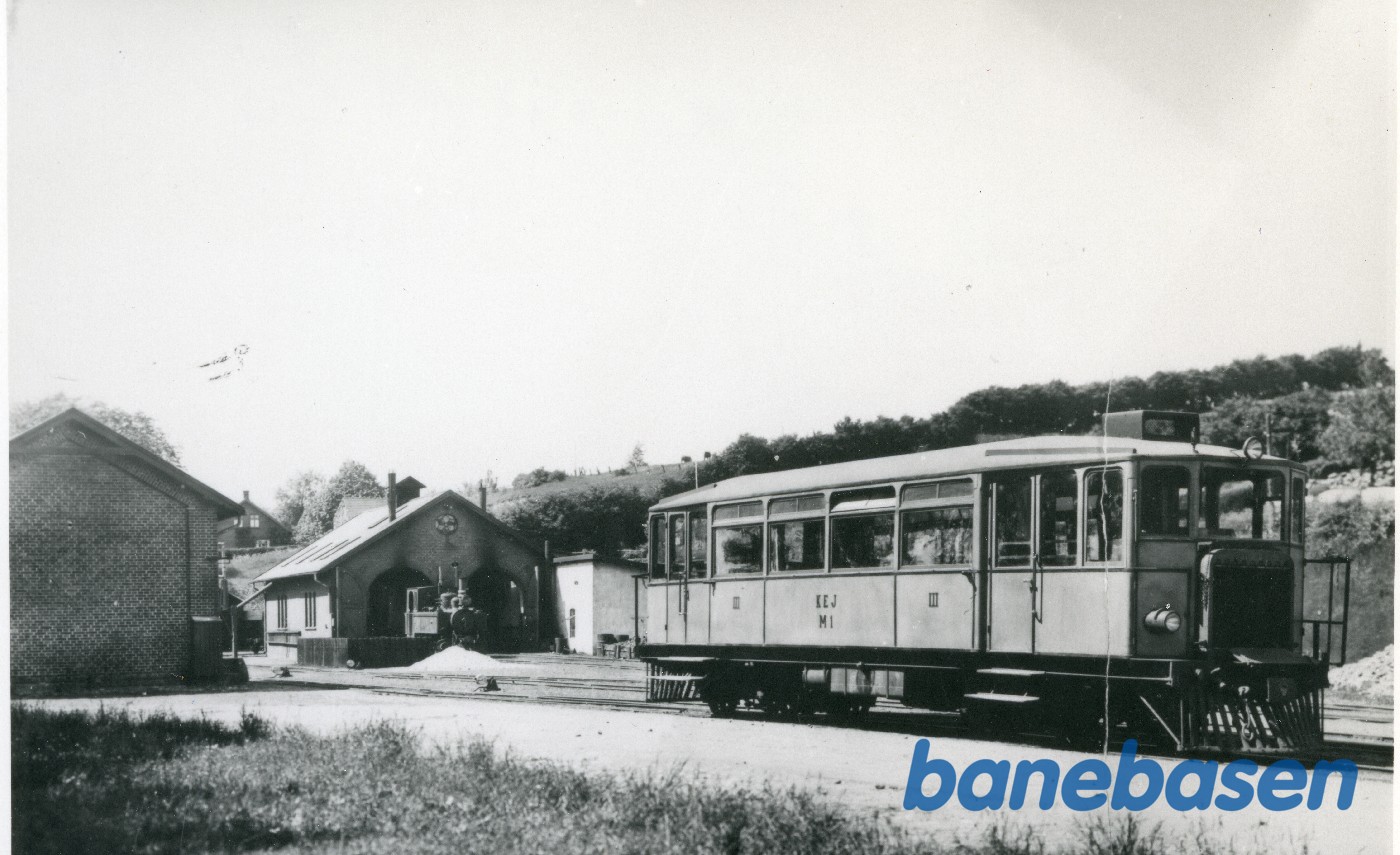 Motorvogn KEJ M 1 i Kolding Nord ved remisen Motorvogn KEJ M 1 i Kolding Nord ved remisen