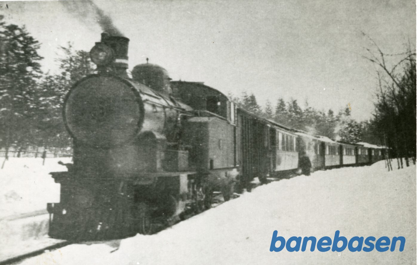 Damplokomotiv med stort tog en vinterdag Damplokomotiv med stort tog en vinterdag