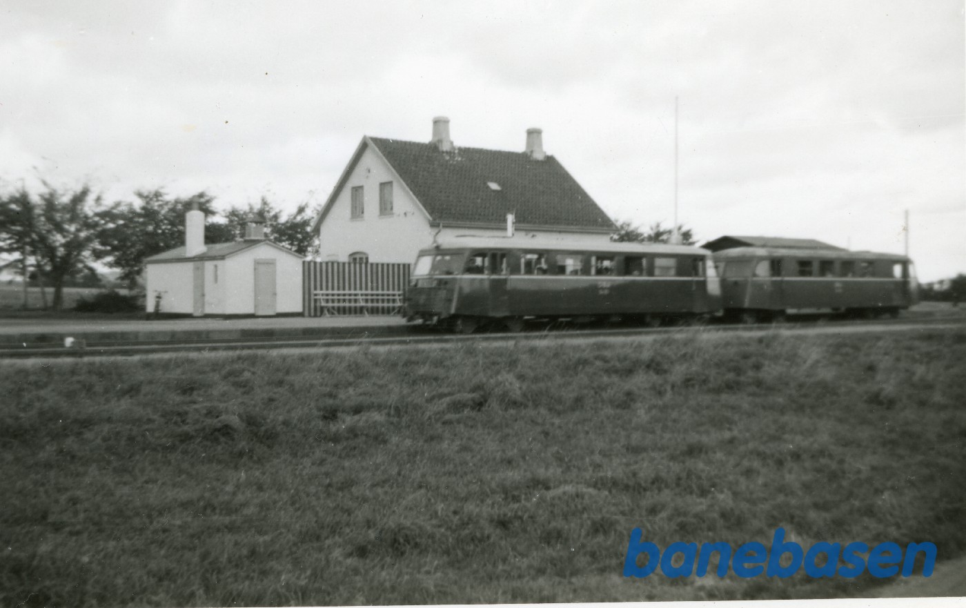 Ugleenge station med skinnebustog Ugleenge station med skinnebustog