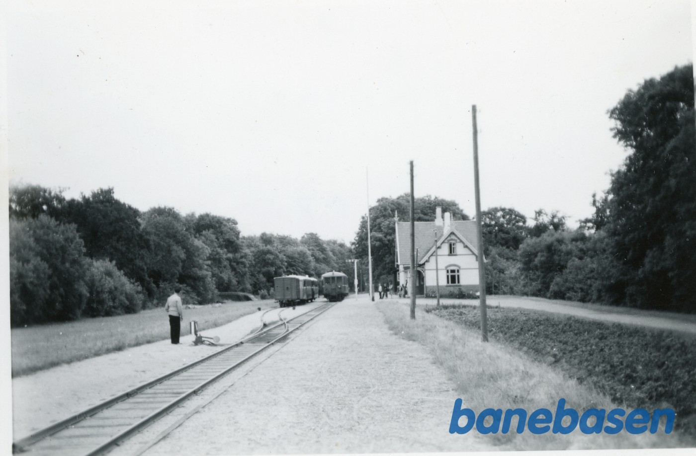 Køllergaarde station. Krydsning mellem motortog og skinnebus Køllergaarde station. Krydsning mellem motortog og skinnebus