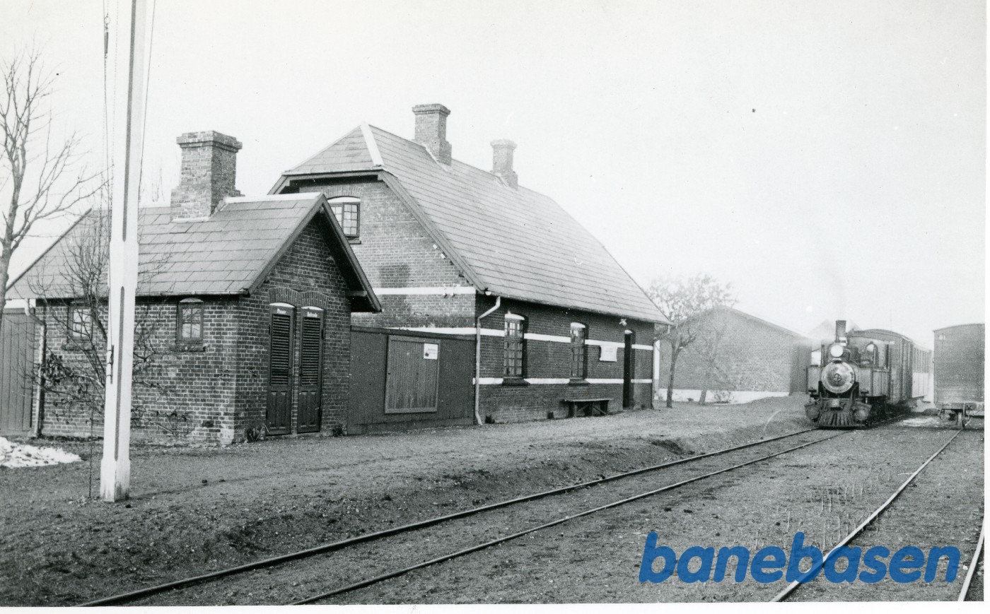 Alminde station med tog Alminde station med tog