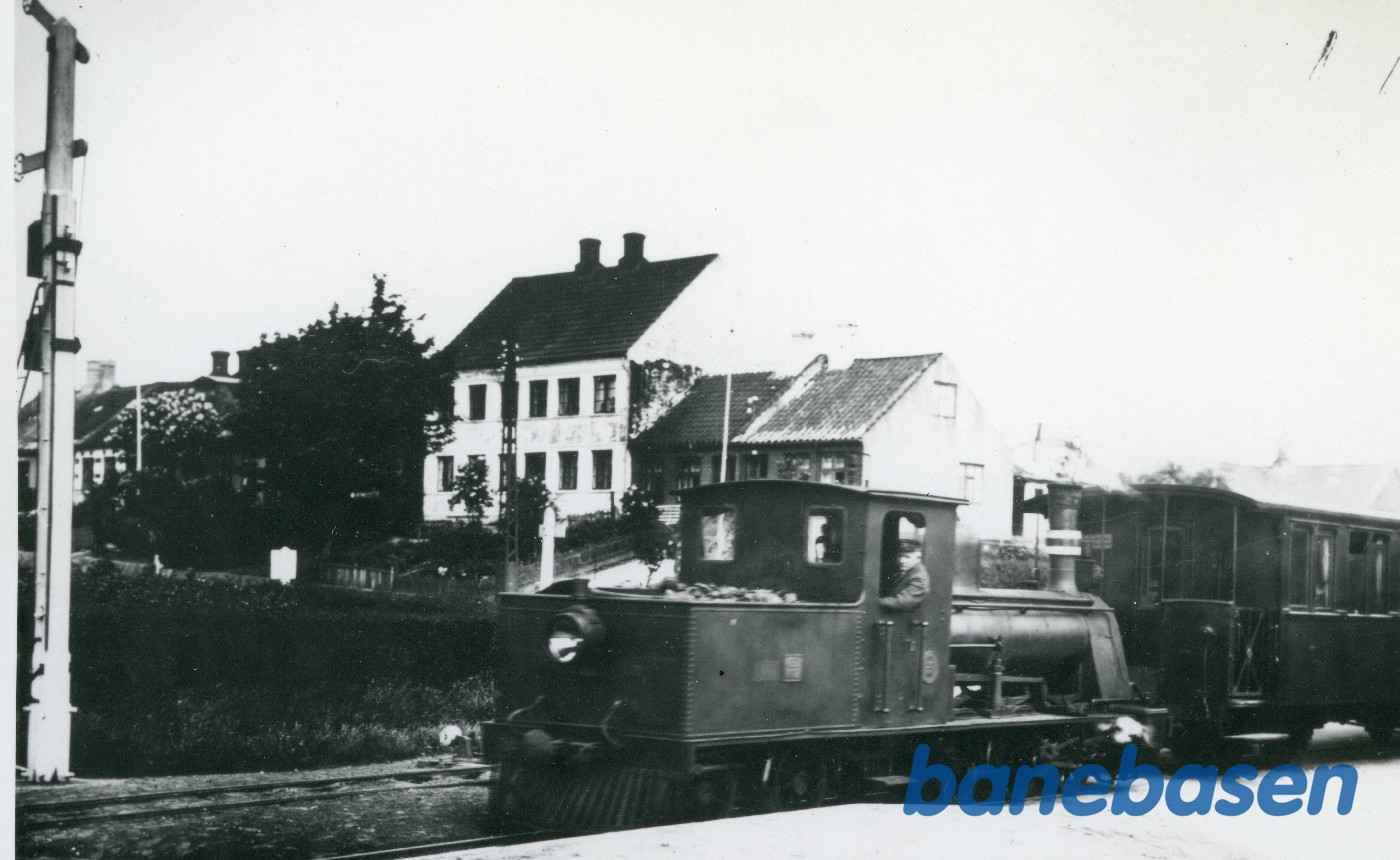 Damplokomotiv med tog. Formentlig på Horsens station Damplokomotiv med tog. Formentlig på Horsens station