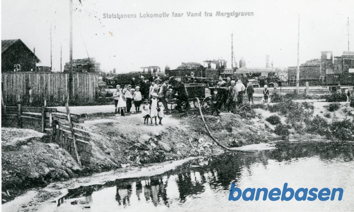 Statsbanernes lokomotiv får vand fra Mergelgraven Statsbanernes lokomotiv får vand fra Mergelgraven