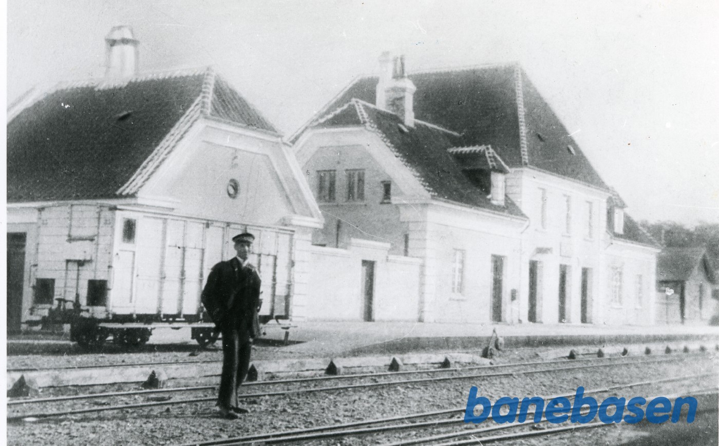 Skagen station med en hvidmalet godsvogn Skagen station med en hvidmalet godsvogn