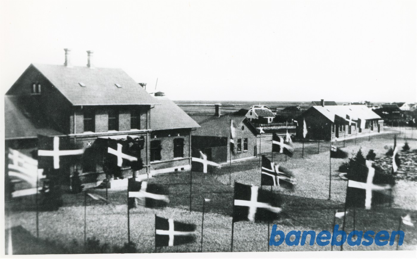 Stationsbygningen og pakhuset set mod nordøst ved banens indvielse. Der flages med flag fra flere forskellige lande. Stationen blev totalt ombygget i 1916-1919 Stationsbygningen og pakhuset set mod nordøst ved banens indvielse. Der flages med flag fra flere forskellige lande. Stationen blev totalt ombygget i 1916-1919