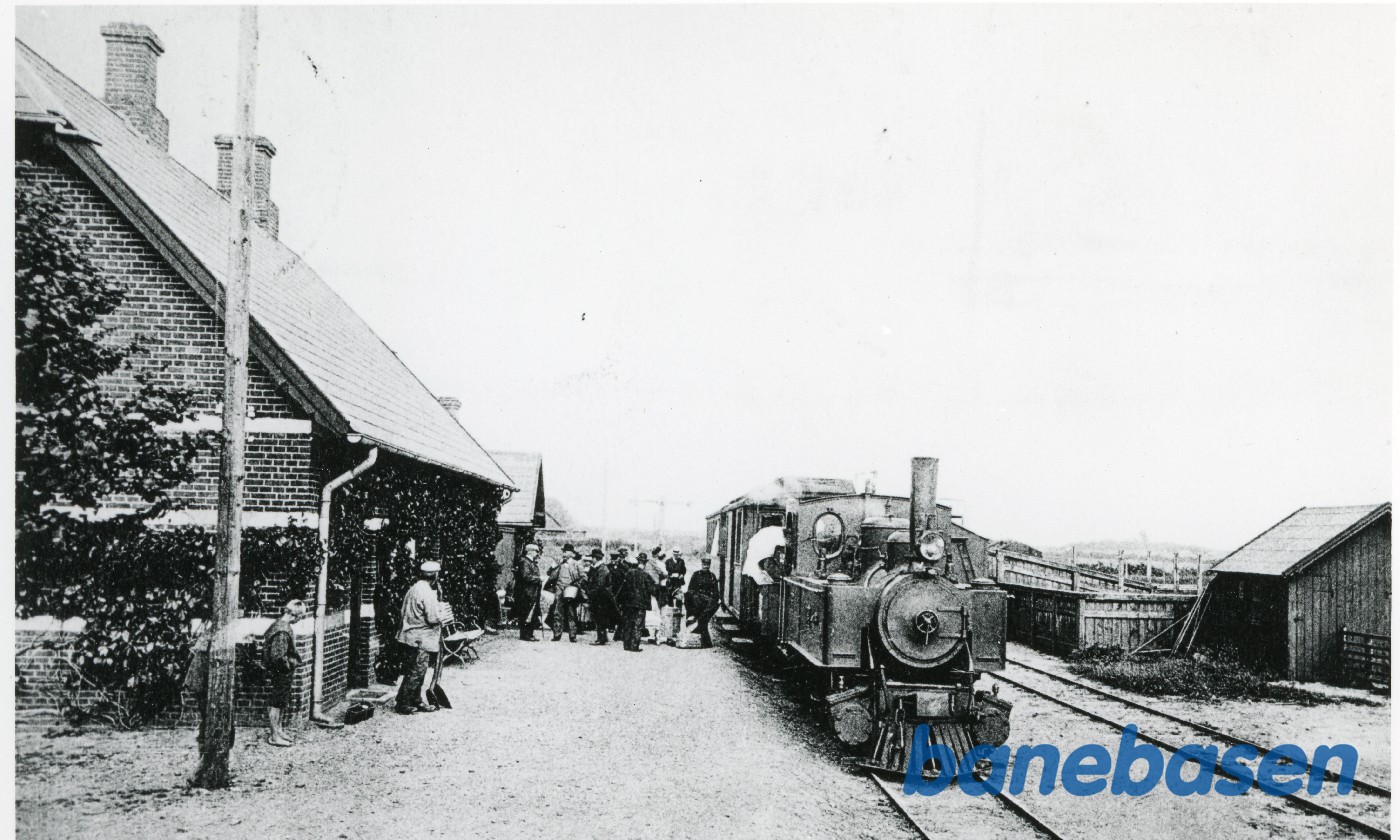 Gravens station med persontog mod Egtved Gravens station med persontog mod Egtved