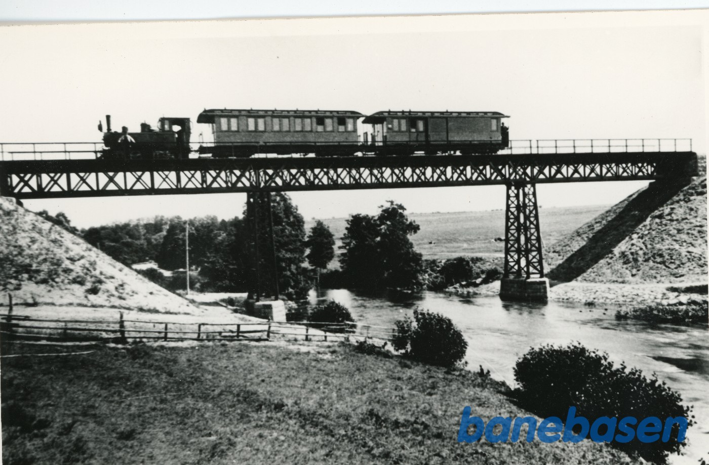 Persontog på broen over Gudenåen Persontog på broen over Gudenåen
