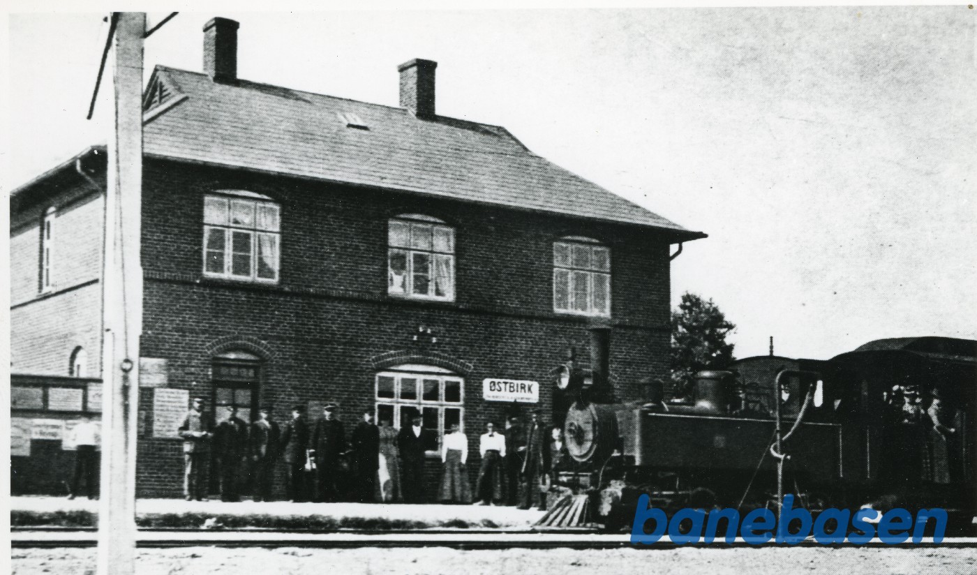 Østbirk station med et smalsporet Mallet lokomotiv Østbirk station med et smalsporet Mallet lokomotiv