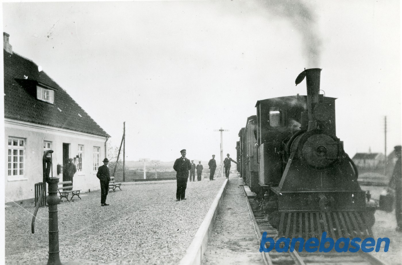 Persontog på Hulsig station. Lokomotivet er et af de første damplokomotiver Persontog på Hulsig station. Lokomotivet er et af de første damplokomotiver