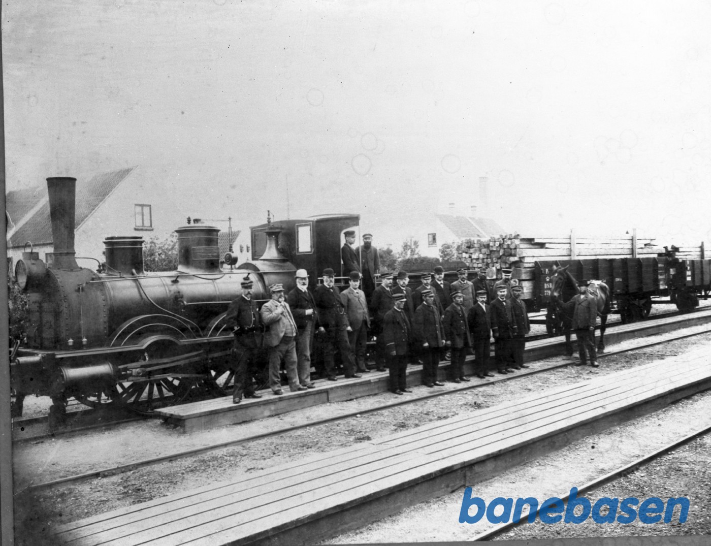 Damplokomotiv + DSB PF-vogne, personale opstillet Damplokomotiv + DSB PF-vogne, personale opstillet