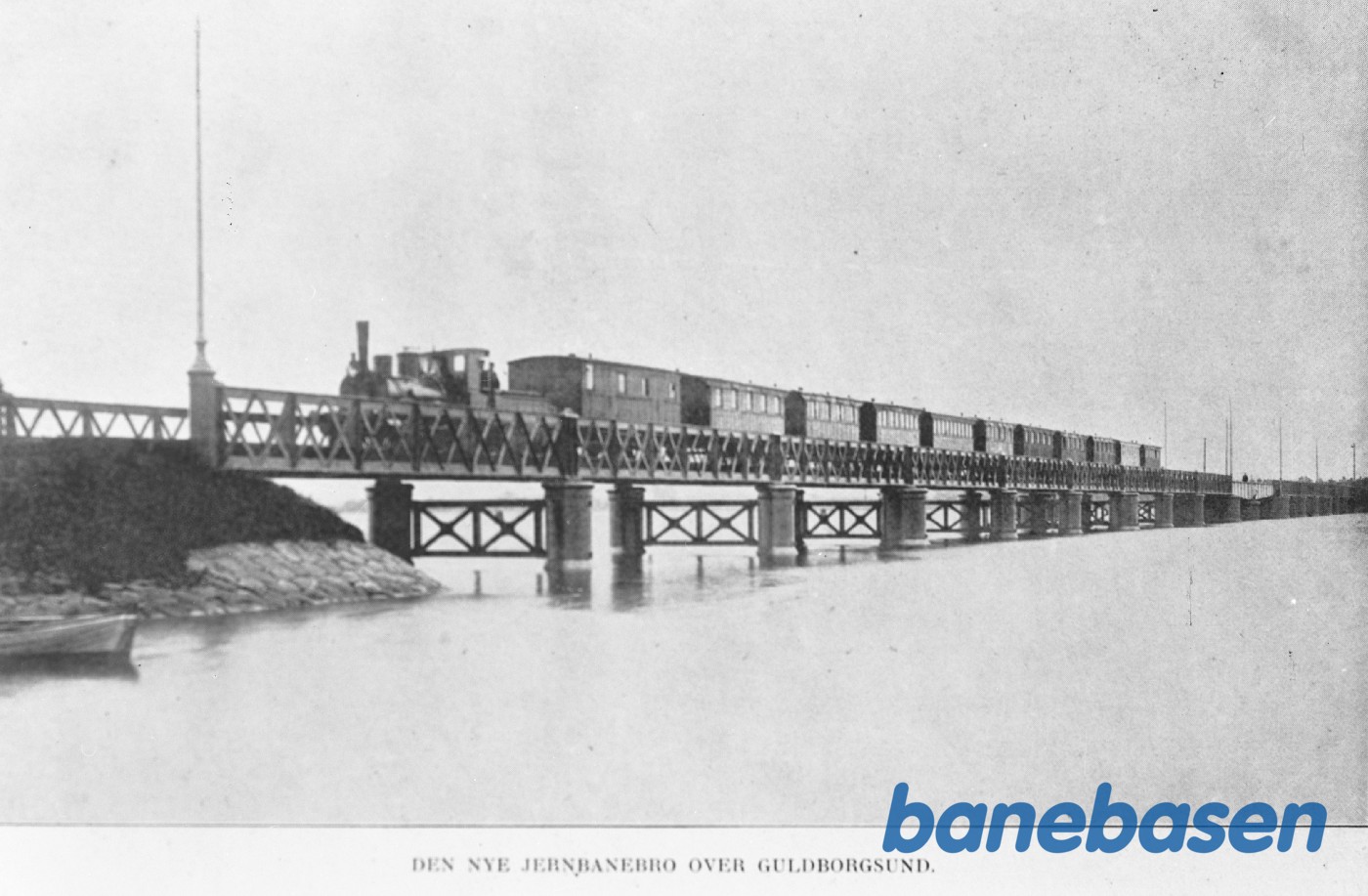 Damplokomotiv med persontog på Guldborgsundbroen Damplokomotiv med persontog på Guldborgsundbroen