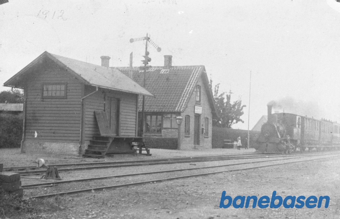 Uggerslev station med ankommende tog Uggerslev station med ankommende tog