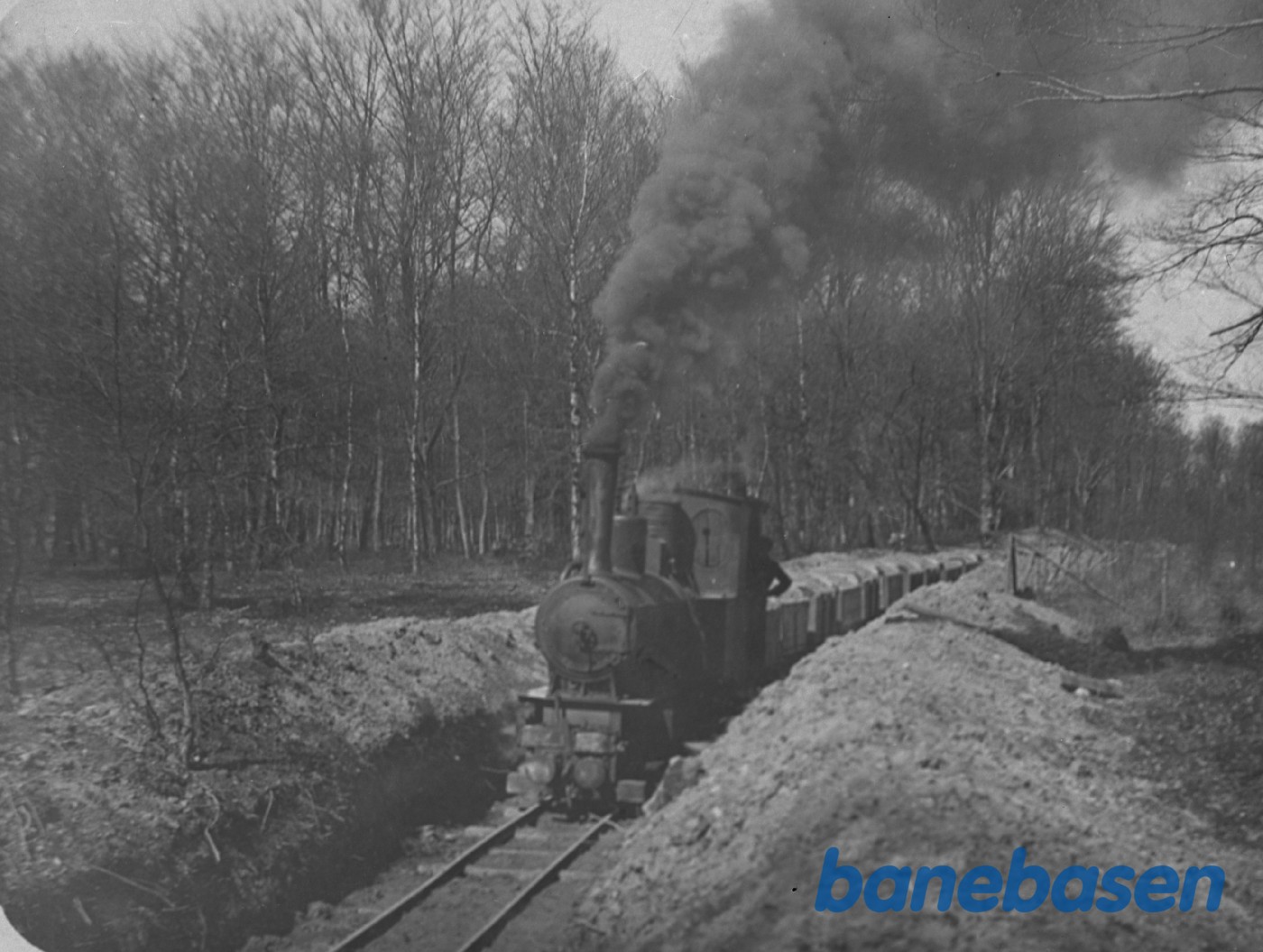 Damplokomotiv (O&K) med vogne til mergeltransport Damplokomotiv (O&K) med vogne til mergeltransport