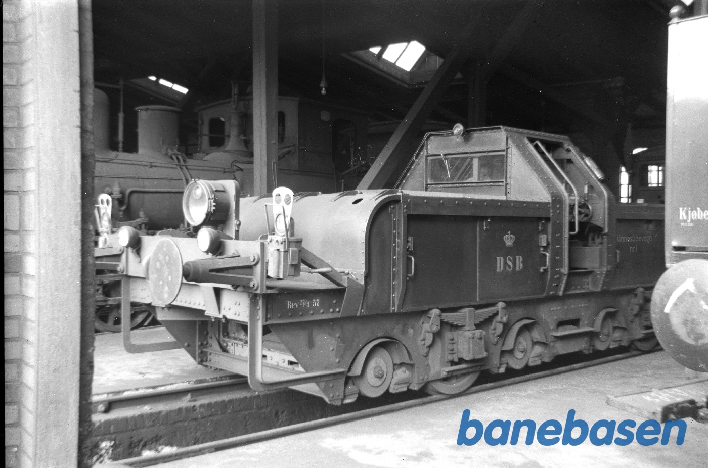 Østerport .Skinneslibemaskine i remisen Østerport .Skinneslibemaskine i remisen