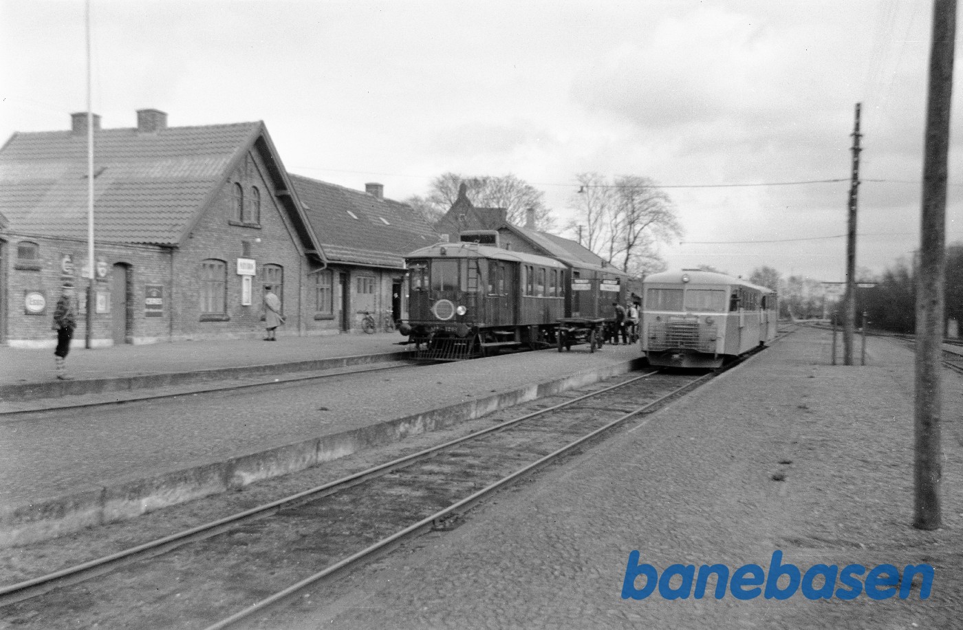 Åbybro station med FFJ M 1206 og HP skinnebus Åbybro station med FFJ M 1206 og HP skinnebus