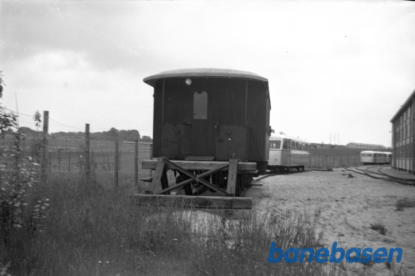 Firskovvej med LNJ M 4 og skinnebusbivogne Firskovvej med LNJ M 4 og skinnebusbivogne