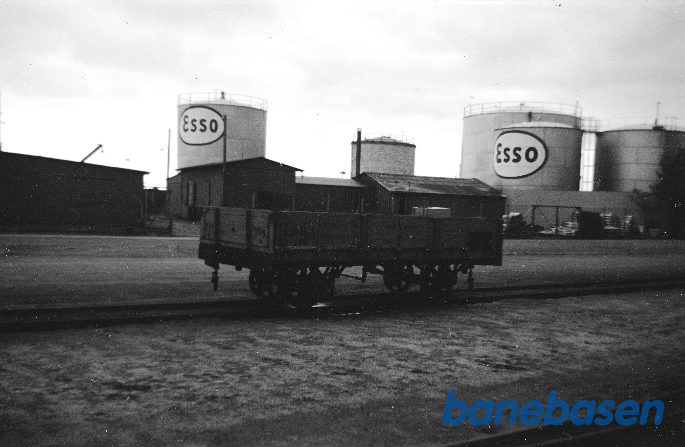 Neksø station med godsvogn 708 Neksø station med godsvogn 708