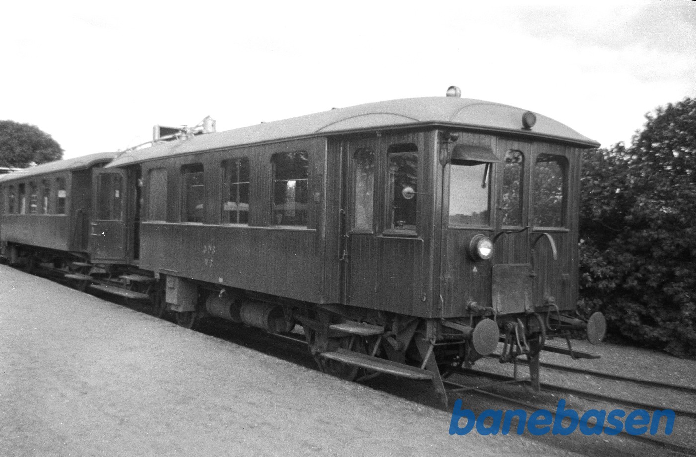 Gilleleje station med GDS M 3, refleksion i vinduerne af HHGB skinnebus Gilleleje station med GDS M 3, refleksion i vinduerne af HHGB skinnebus